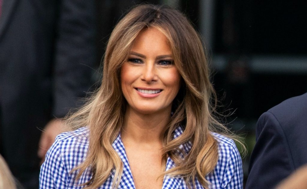 Poput stolnjaka: Melanija Tramp u neobičnoj odjevnoj kombinaciji