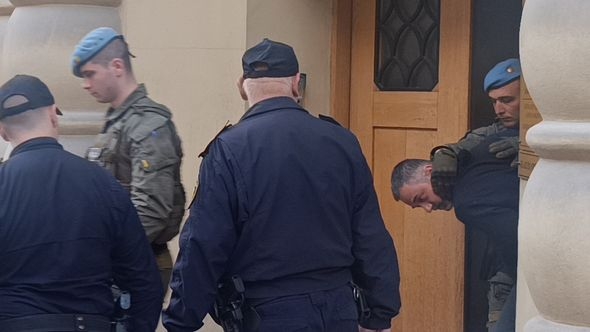 Video / Ubica Tarik Prusac izveden iz Tužilaštva KS, ispitivanje trajalo 20-ak minuta: Pucao Godinjak u stomak