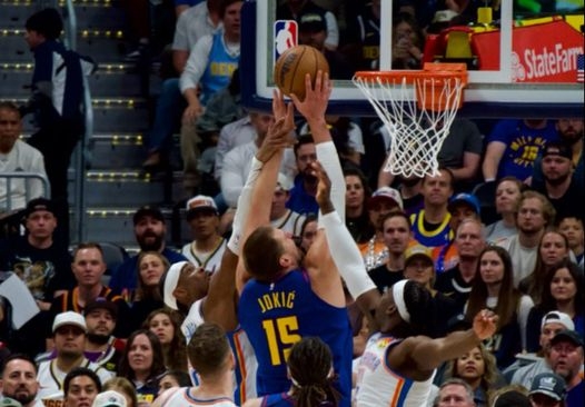 Jokić udaren po ruci od Hartenštajna: NBA liga u analizi priznala lošu odluku 