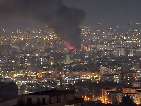 Veliki požar zahvatio magacine pijace u Tirani