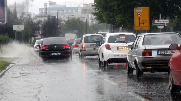 Stanje na putevima u BiH: Kolovoz mokar, smanjena vidljivost 