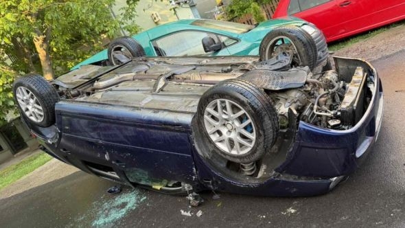 Saobraćajna nesreća: Automobilom se prevrnuo na krov, vozač zadobio teške tjelesne povrede 