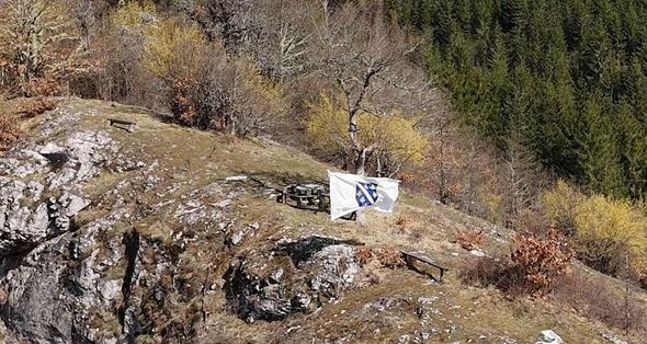 Država Bosna: Zastava s ljiljanima vihori se na stijeni iznad Prače!