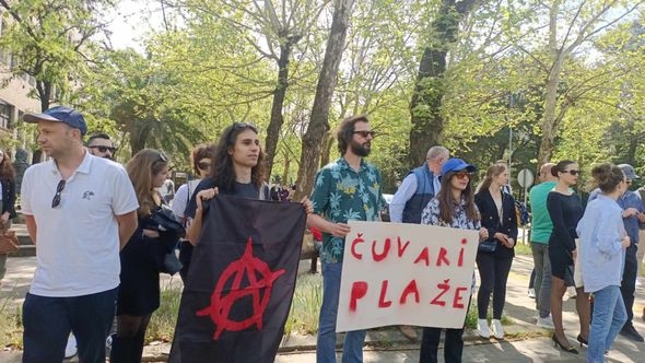 Održan protest ispred Skupštine Crne Gore, Nimanbegu poručuje da je Spajić problem: Premijer koji ne poštuju građane nije dostojan funkcije
