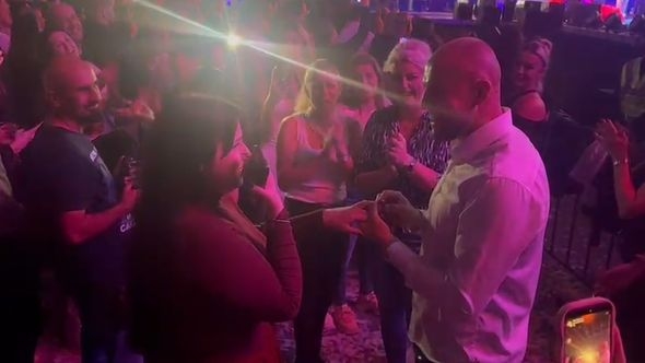Video / Muškarac zaprosio djevojku na koncertu Lepe Brene