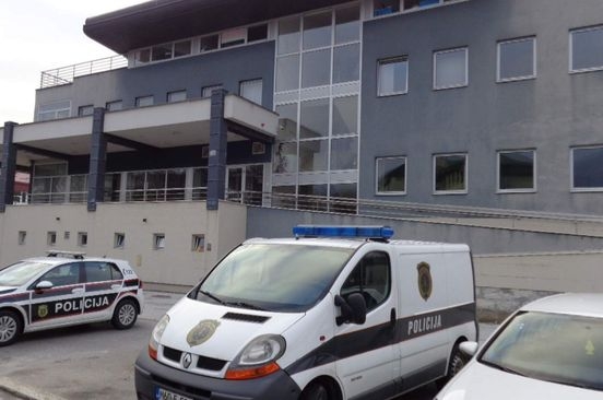 Teška nesreća u Hadžićima: Audi udario u zid, vozač zadržan na liječenju