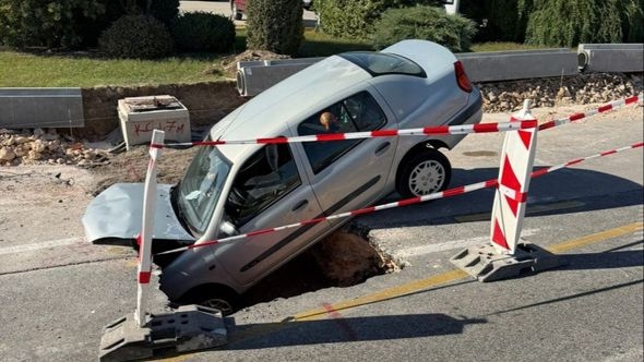Vozačica u Šibeniku upala u  rupu, teško je povrijeđena i prijeti joj kazna