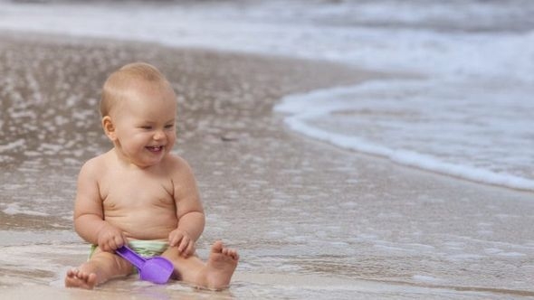 Treba li beba nositi kupaće gaćice na plaži