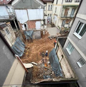 Stanari poduzeli pravne korake: Nelegalni radovi izazvali urušavanje zida, porodice napuštaju domove
 