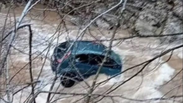 Stravična nesreća u Kladnju: Automobil sletio u rijeku, muškarac poginuo 