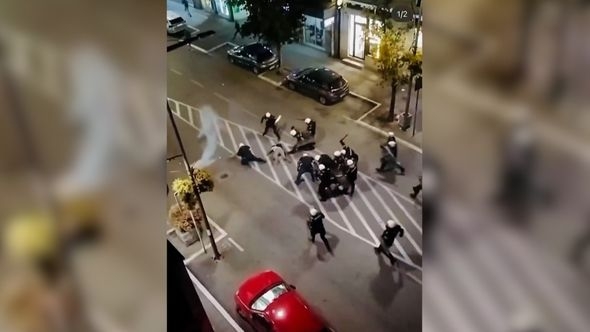 Brutalne snimke iz Valjeva:  Policija mlatila prolaznike, izvlačili ljude iz kafića
