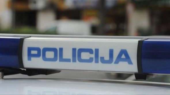 Trojica s pištoljima upala u kuću i napala obitelj, maloljetnik ih otjerao