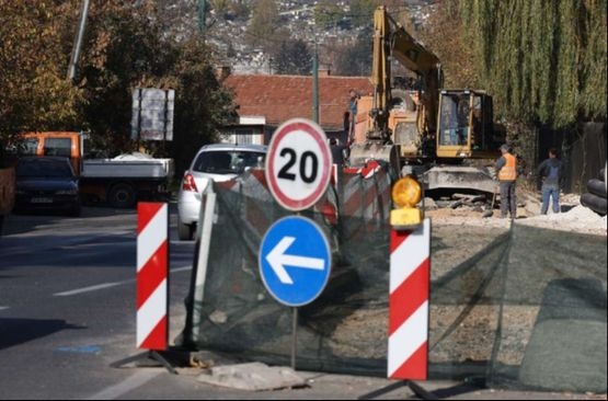 Na pojedinim putnim dionicama postavljena privremena saobraćajna signalizacija zbog radova
