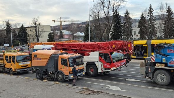 Video / Nakon stravične nesreće: Stigle dizalice da se skloni tramvaj sa saobraćajnice