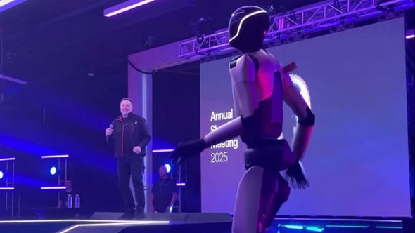 Mask predstavio robota za kojeg tvrdi da će eliminirati siromaštvo i kriminal, potom zaplesao s njim