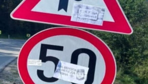 Lik zločinca Mladića i monstruozna poruka o Srebrenici na saobraćajnim znakovima na Sokocu