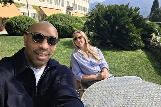 Tjeri Anri uživa s ljepoticom iz BiH: Njihove fotografije s jezera Komo zapalile mreže