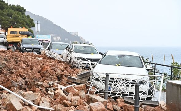 Haos u Dubrovniku: Odronio se zid stare kuće, stijene zatrpale automobile na ulici 