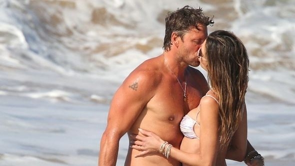 Sirova strast na plaži: Brazilska ljepotica ne skida ruke s mišićavog dečka