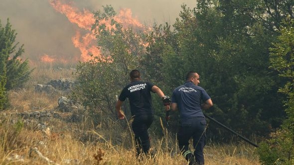 Dvojica vatrogasaca povrijeđena u Podgorici, najkritičnije u Donjim Mrkama i Bliznoj
