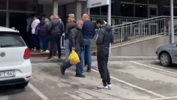 Video / Haos uoči 1. maja: Ogromni redovi ispred mesnica u Sarajevu