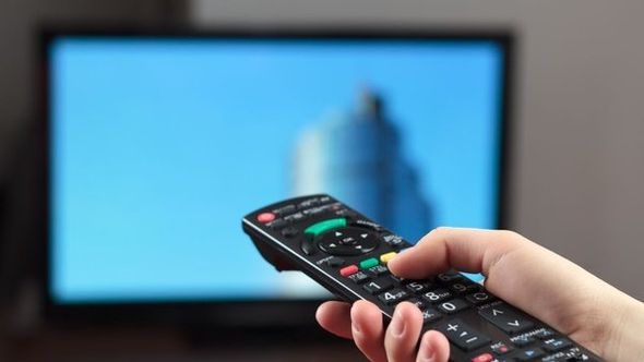 Držite dugme za paljenje 10 sekundi: Trik koji trenutno ubrzava svaki Smart TV