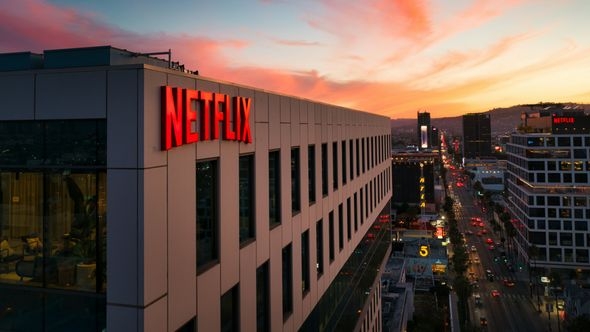 Netflixova serija ima sve sastojke da bude hit, ali kritičari su je sasjekli: Previše klišea, premalo smisla