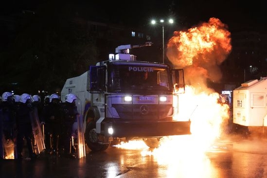 Demonstranti u Tirani bacali Molotovljeve koktele na zgradu Vlade, policija odgovorila vodenim topovima