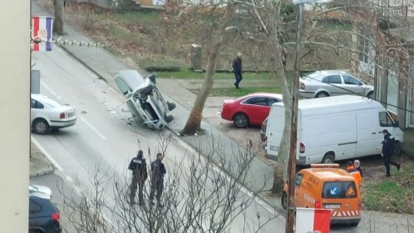 Teža saobraćajna nesreća u Grudama: Povrijeđene tri osobe, automobil završio na boku