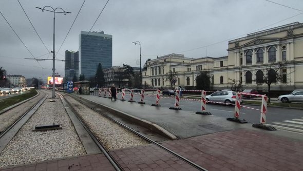 Video / Jutro poslije nezapamćene nesreće: Tragovi točkova tramvaja na trotoaru