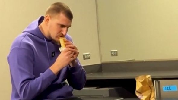 Video / Jokić pogazio vlastito obećanje i prvi put probao hranu koju je godinama odbijao