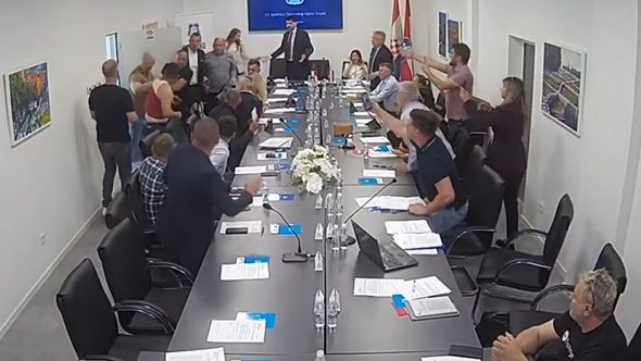 Video / Haos u Grudama tokom sjednice Općinskog vijeća: Zastupnik se fizički obračunavao sa zaštitarom, pa ostao bez majice