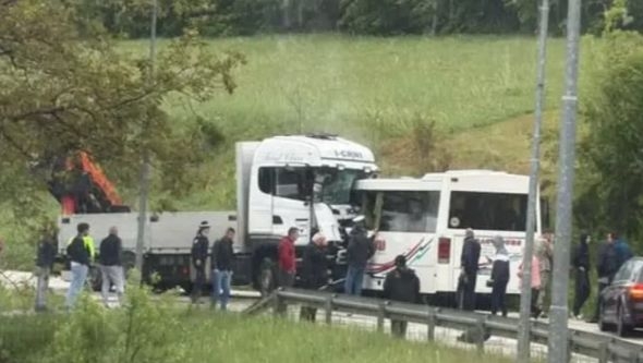 Poznati detalji teške nesreće kod Mrkonjić Grada: Poginuo vozač autobusa, povrijeđeno 10 osoba