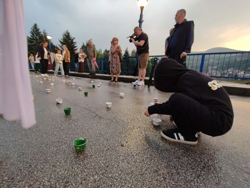 Performans "Nema te na kahvi" za žrtve genocida u Srebrenici: Sjećanje na one koji nikad doći neće