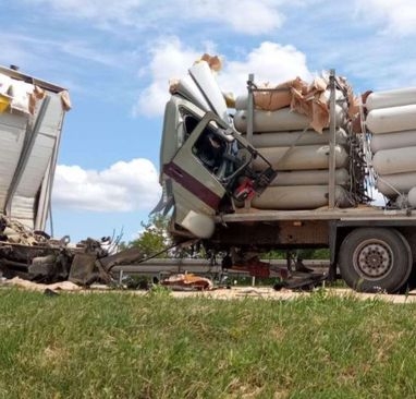 Sudarili se kamioni na autoputu: Vozač poginuo, kabina smrskana, zbog curenja gasa prijeti eksplozija