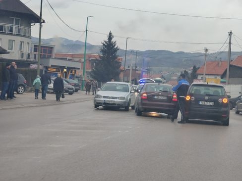 Saobraćajna nesreća u Kaknju: Učestvovala tri vozila, pričinjena materijalna šteta