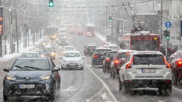 Snijeg u Beogradu otežao saobraćaj, gužve u javnom prevozu