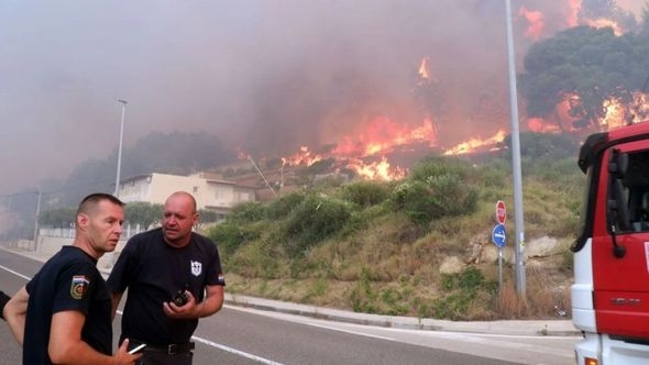 Veliki požar u hrvatskom primorju: Vatra se spustila do kuća, turisti bježe