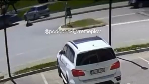 Uznemirujući snimak / Vozač na pješačkom "pokupio" majku i bebu u kolicima