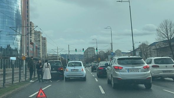 Video / Saobraćajna nesreća u sarajevskom naselju Otoka: Nastale velike gužve