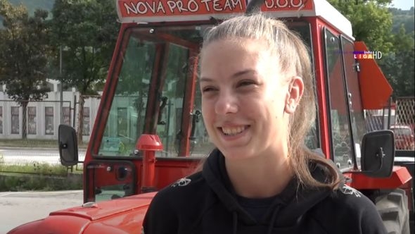 Prelijepa Sara (18) uči da vozi traktor, a razlog je potpuno neočekivan