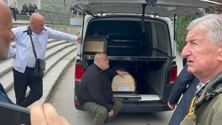 Video / Sad scenes: Dino Bešlić silently embraces his mother Sejda's coffin
