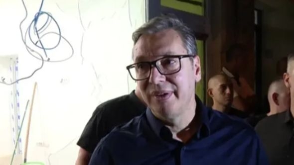 Vučić se obratio ispred demoliranih prostorija SNS-a: "Država će dati pravi odgovor"
