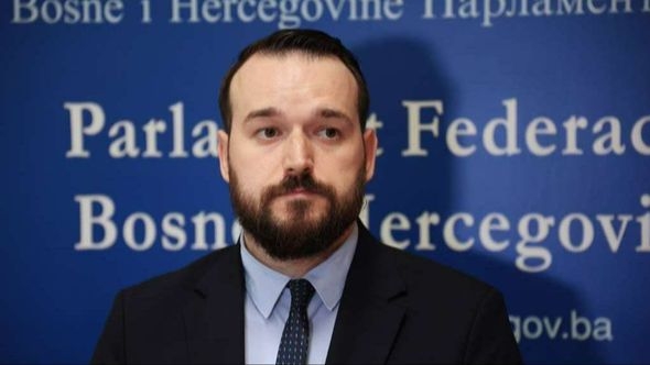 Četverostruki preletač sletio na brod koji tone
