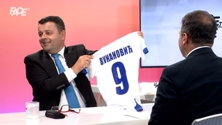 Hurtić poklonio Vukanoviću dres reprezentacije BiH: "Imaš li ijednog prijatelja? Koga god znaš, ti se posvađaš!"