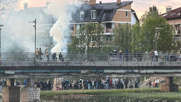 Paljenjem prvomajske vatre na obali Željeznice počelo obilježavanje Praznika rada na Ilidži