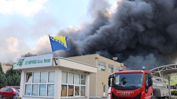 Grad Mostar proglasio vanredno stanje zbog požara na deponiji Uborak