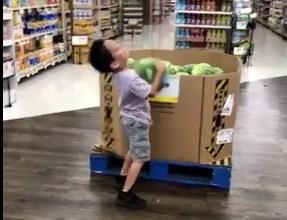 Dječaku tokom šopinga ispala lubenica, njegova reakcija postala apsolutni hit