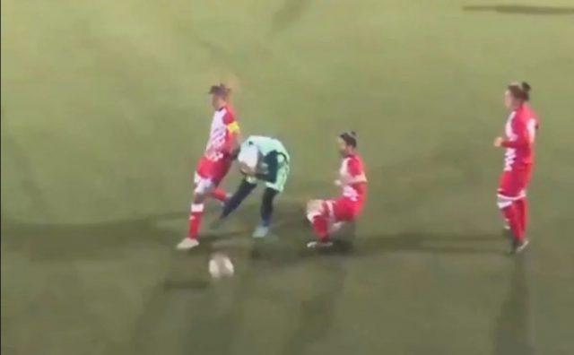Pogledajte kako su protivničke igračice reagirale kada je fudbalerki spao hidžab