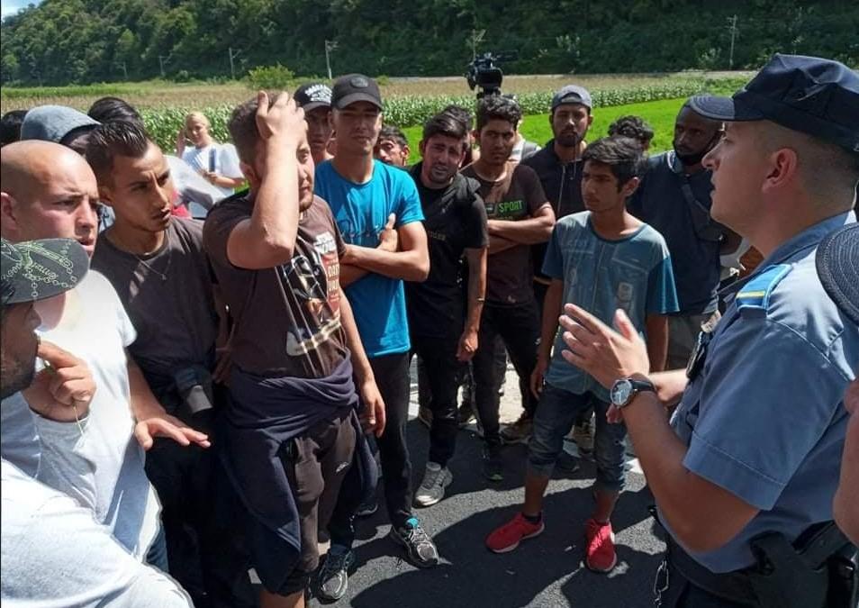 Migranti i danas blokirali cestu kod Bosanske Krupe - Avaz